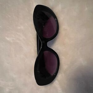 Sleek Black Cat-Eye Sunglasses with Glossy Finish